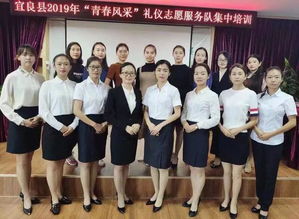宜良县青春风采礼仪志愿服务队 昆明市首个青年礼仪志愿服务队的餐厅服务风采展示