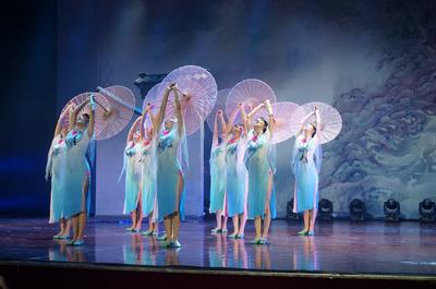 烟雨江南里的舞影翩跹 《小城雨巷》的文化艺术经纪之路